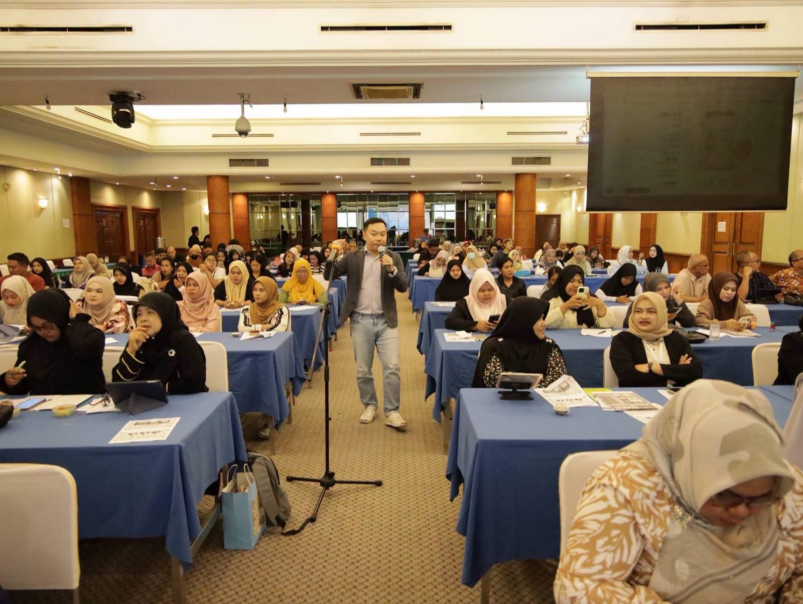 A full room of business owners at an OSMEP programme in Sungai Kolok