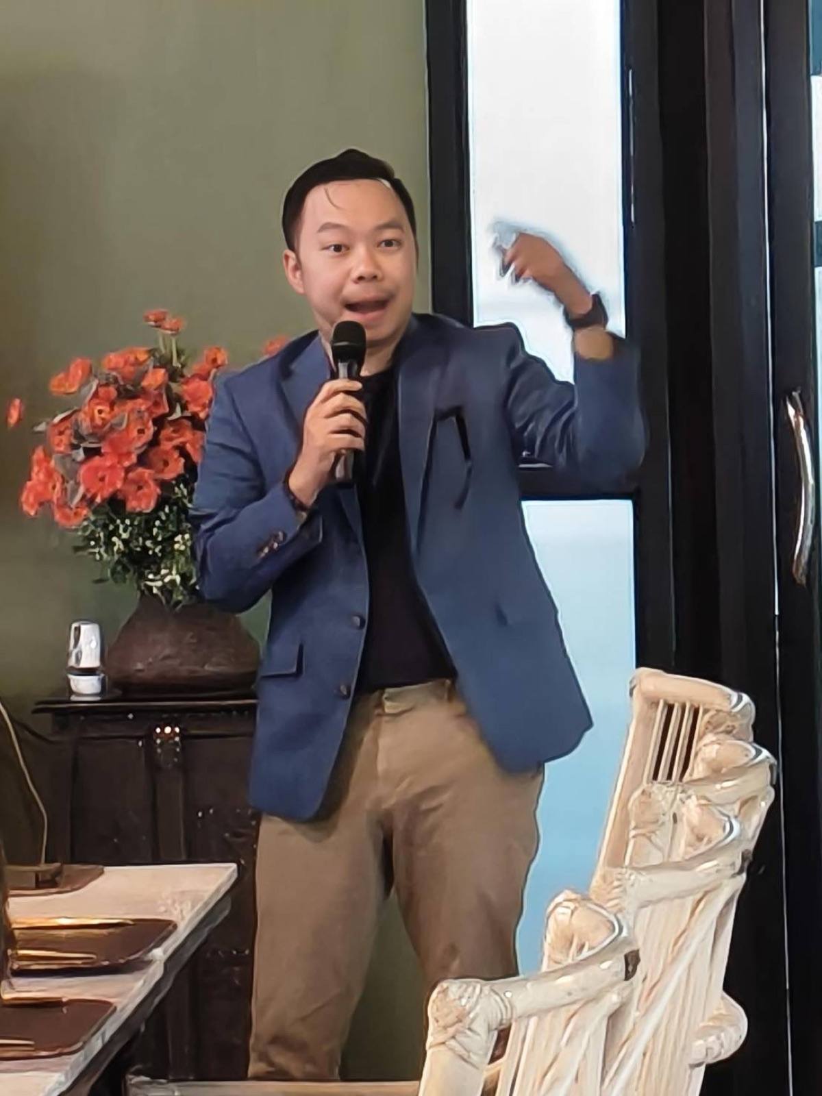 Tum Kantawee speaking at a private training